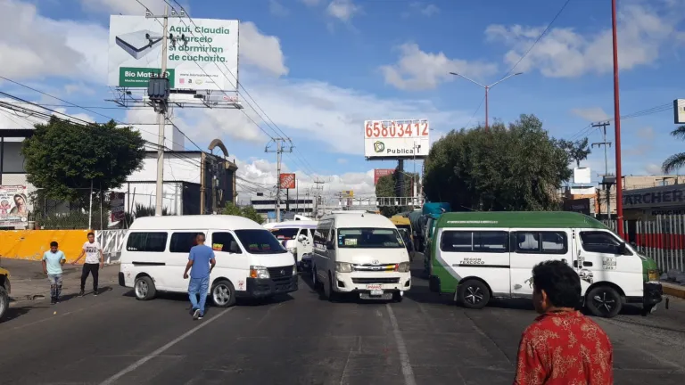 Cierran Vialidad en Los Reyes la Paz Edoméx, Transportistas