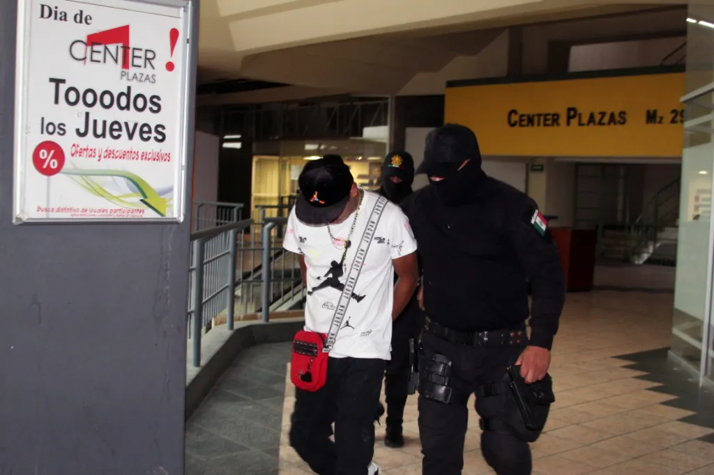 Ebrio Conducía a Toda Velocidad y Portaba Arma de Fuego Exclusiva del Ejercito por calles de Ecatepec Edoméx