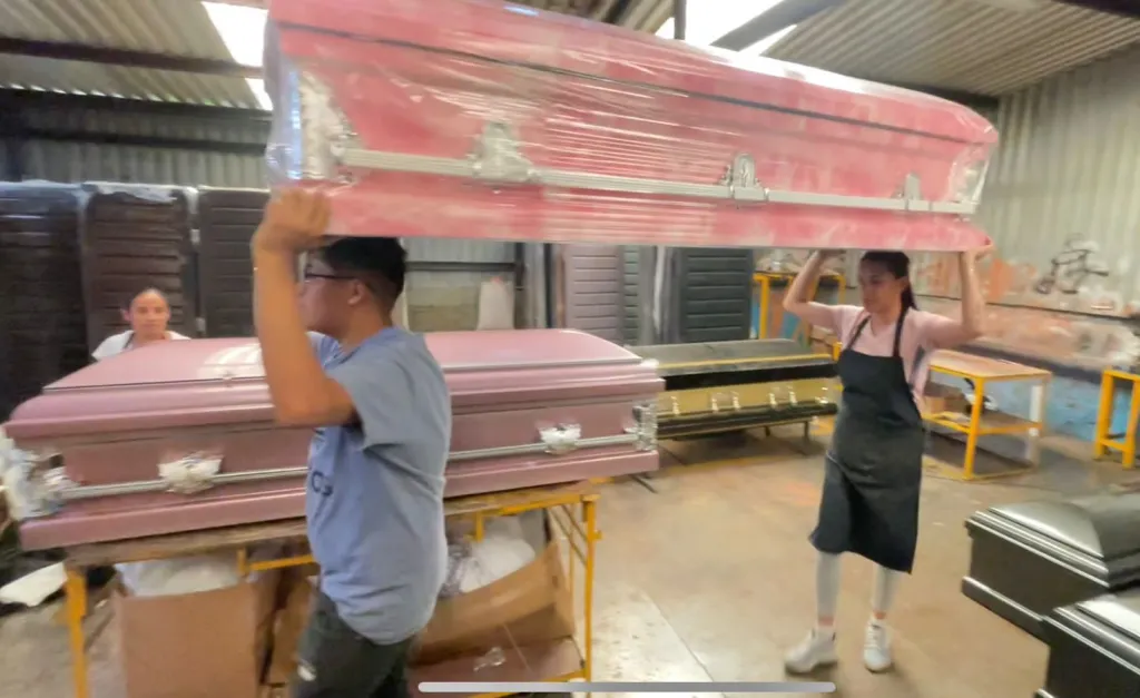 Ya hay Ataúdes de Barbie, en Expo funeraria 2023, en la alcaldía Cuauhtémoc, CDMX