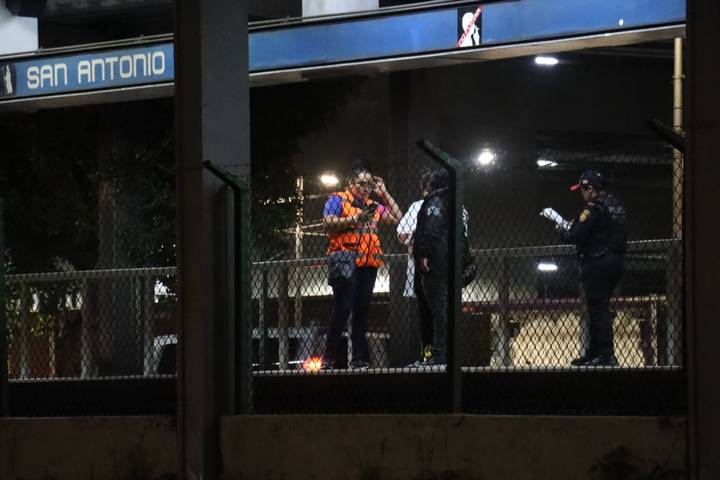 Sujeto se arroja a las vías del metro San Antonio Abad y se mata