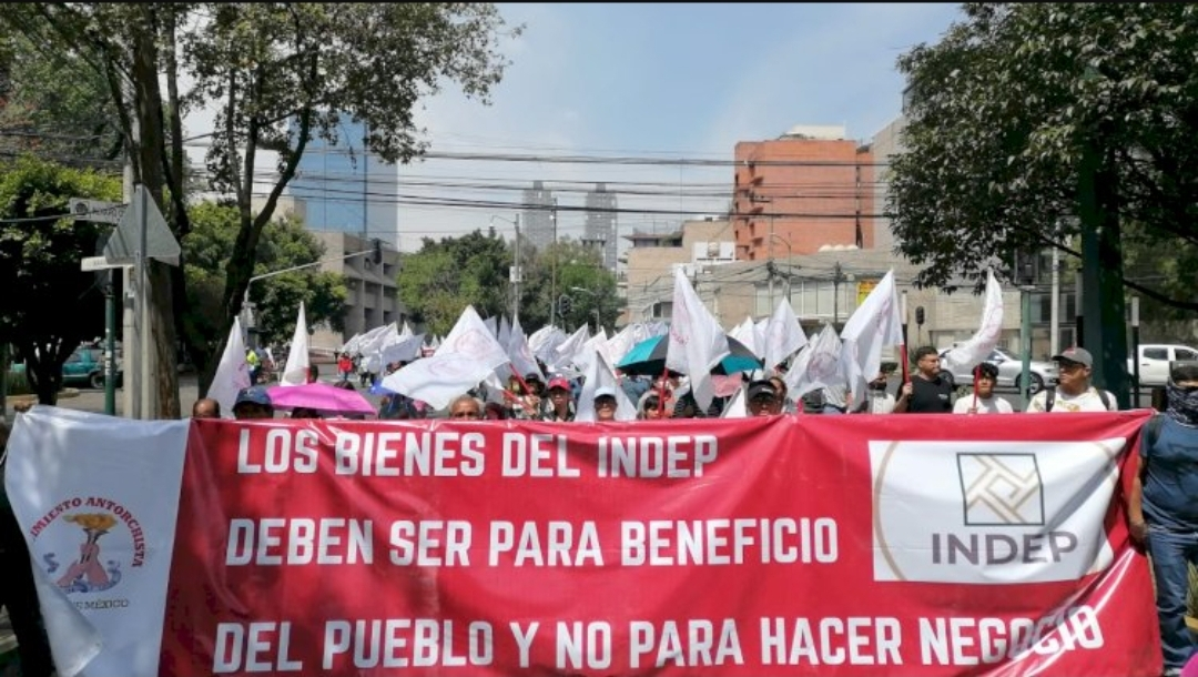 Antorchistas detenidos por la policía por difundir volante para anunciar marcha-plantón al INDEP
