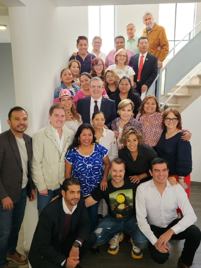 Marcelo Ebrard se reúne con diputados y senadores que lo respaldan