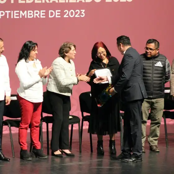 Delfina Gómez y Leticia Ramírez entregan 600 basificaciones a maestros