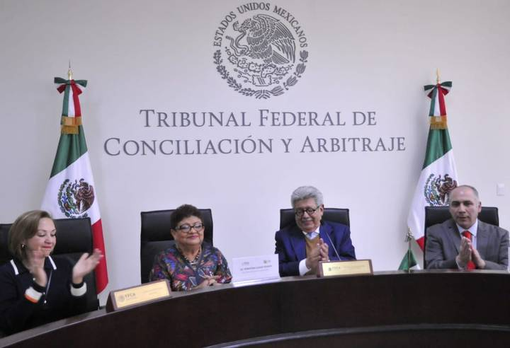 La titular de la FGJ, Ernestina Godoy y el presidente del TFCA, Plácido Morales firma convenio pata fortalecer  la justicia laboral de los trabajadores