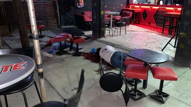 Grupo armado ingresa a bat y ejecuta a dos sujetos en Chalco