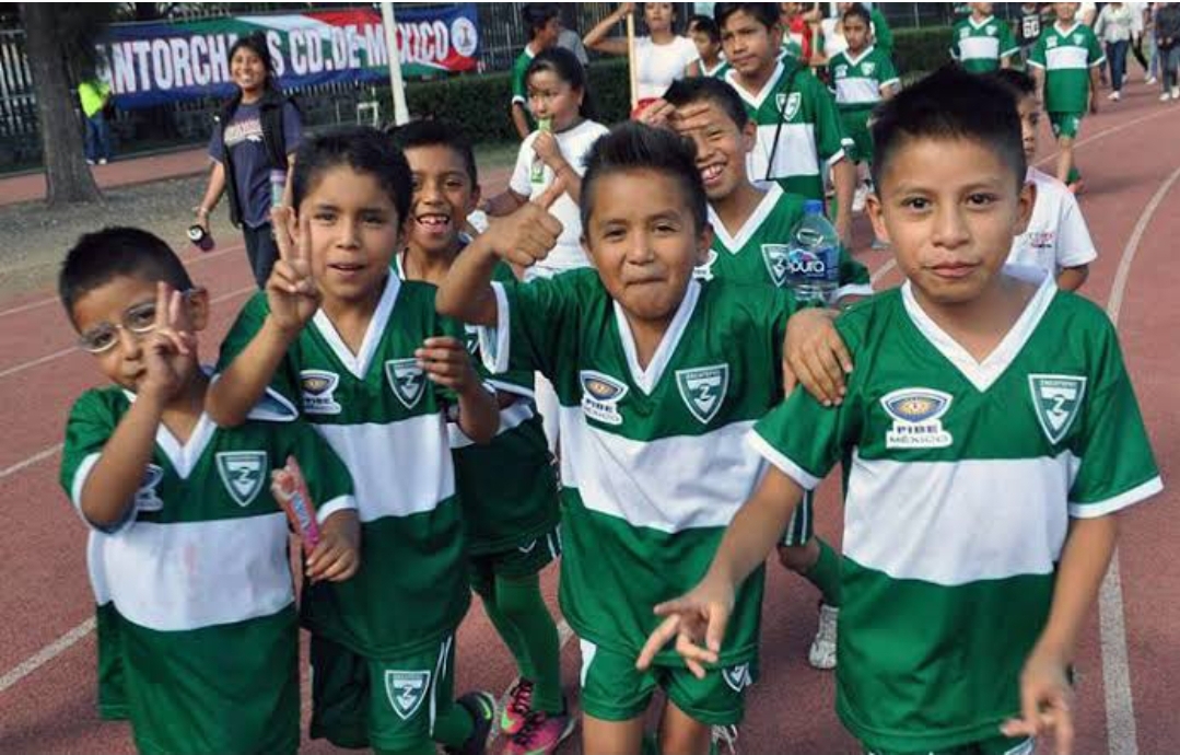 Antorcha entrega uniformes de futbol a deportistas de Tlalpan