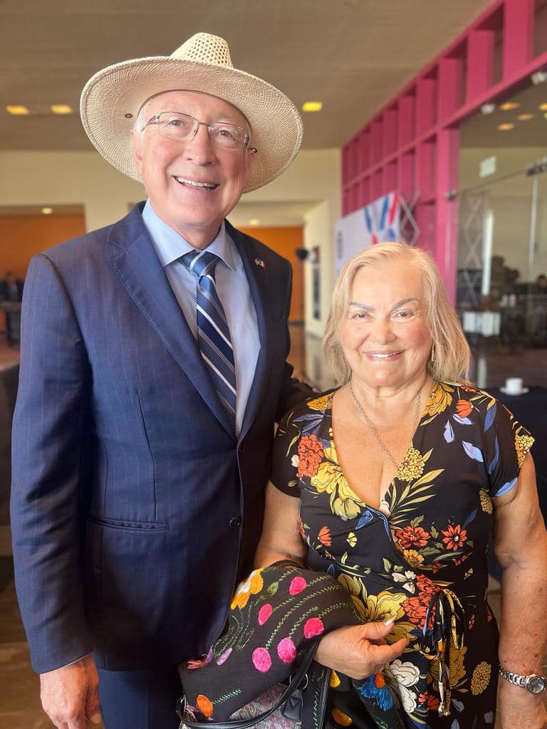 Rosalía Buaún presidenta de la ANLM propone a Ken Salazar para el Micrófono de Oro