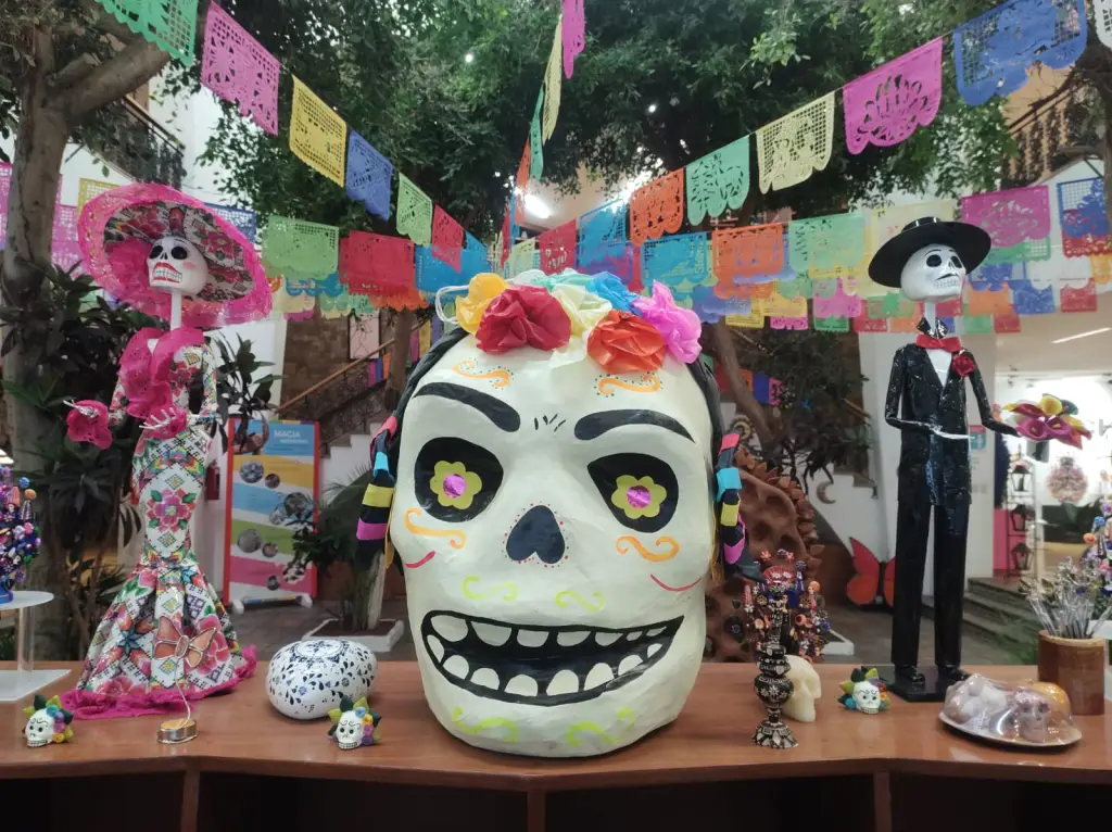 Manos Mexiquenses dan Vida a la Muerte con Artesanías de Cartonería