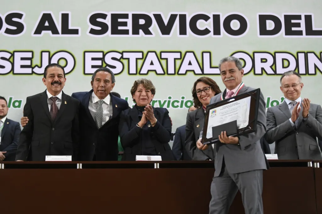 Presea Entrega al mérito Sindical Profesor Agripin García Estrada a Docentes Destacados en Toluca Edoméx
