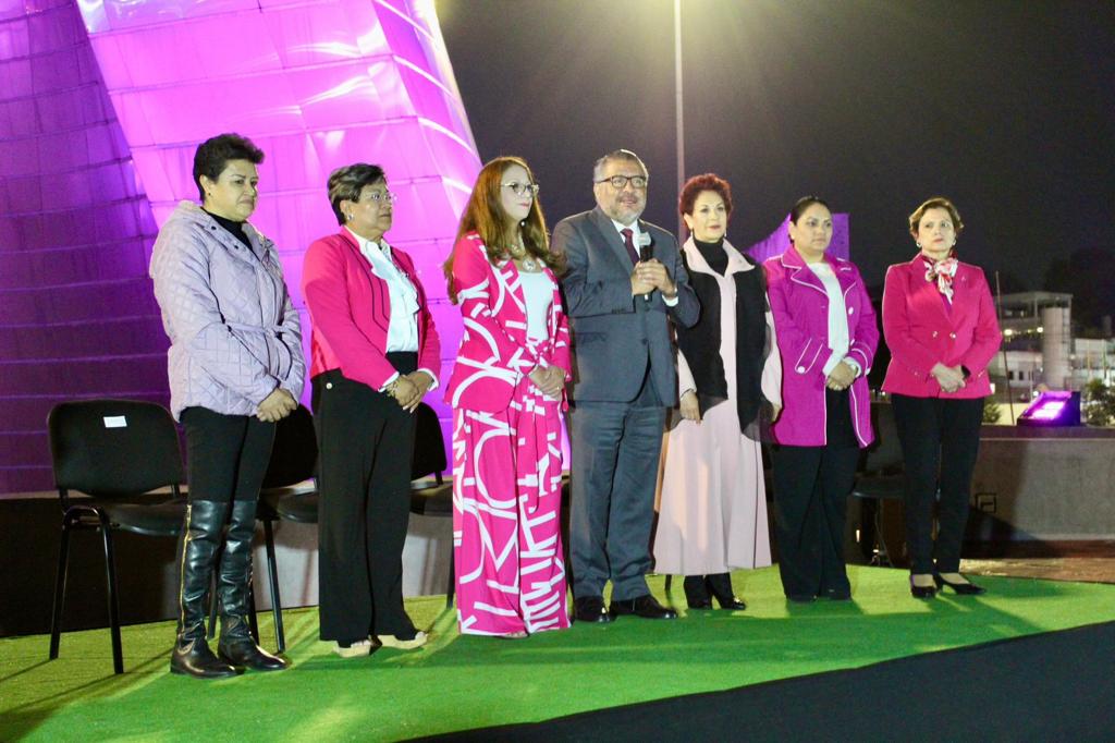 Las Torres Bicentenario Iluminan de Rosa para crear Conciencia de la Lucha contra el Cáncer de mama que realiza  el Sector Salud Edoméx