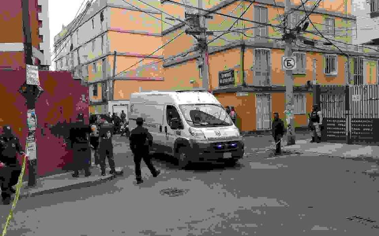 Ejecutan a sujeto y lesionan a su compañero en Azcapotzalco