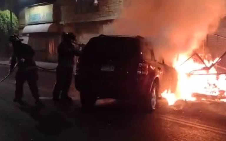 Choque provoca dos camionetas incendiadas y un lesionado