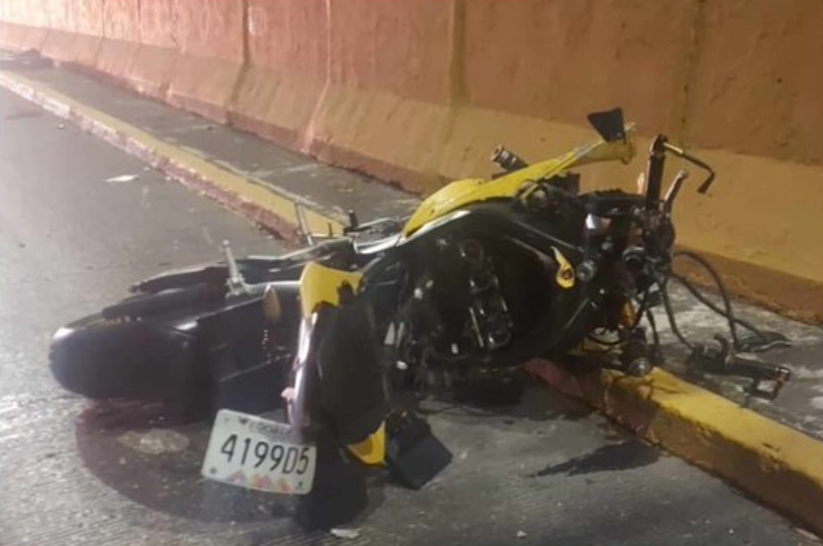 Choca motociclista con muro de contención