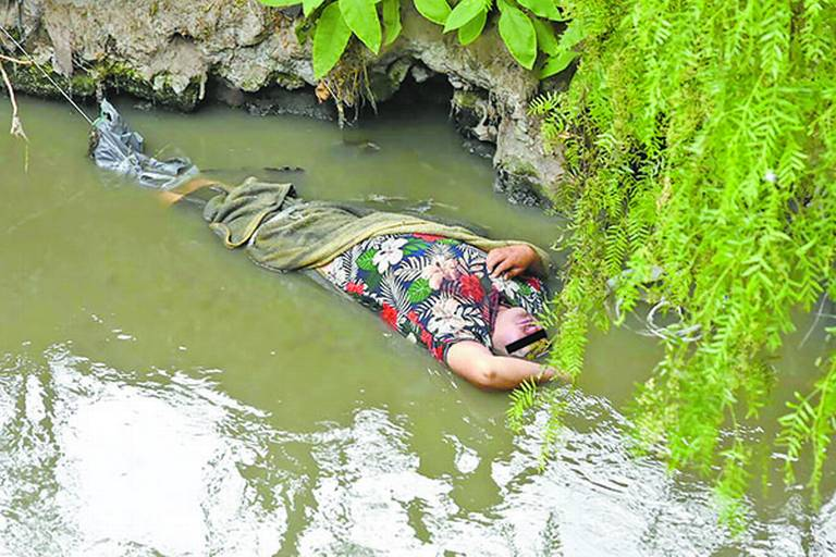 Paramédicos abandonan cadaver de un sujeto en el Río de los Remedios