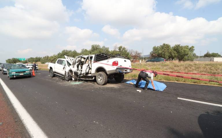 Fallece pareja prensada al colisionar contra muro de contención en Ixtapan de la Sal
