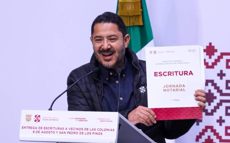 Batres entrega escrituras a vecinos de las colonias 8 de agosto y San Pedro de los Pinos