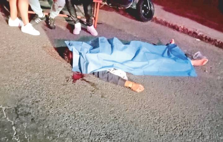 Disparan a tres personas, dos mueren y una sobrevive