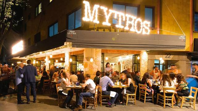 Denuncian vecinos de Polanco al restaurante Mythos por licencia falsa