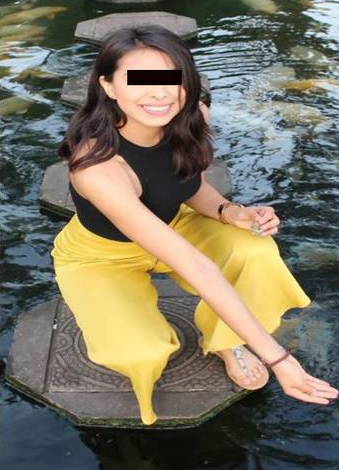 Karla Anaya, joven de 28 años, falleció el pasado 12 de octubre de meningitis provocada por una presunta negli gencia médica en su procedimiento de rinoplastia . La operación fue el 29 de septiembre y tuvo una duración de cuatro  horas y media en una clínica privada en Polanco (al Poniente de la Ciudad de México). Tras ser intervenida, la pacien te regresó a casa donde unas horas después comenzó a sentirse mal. Después de mareos, los doctores le recomendaron t omar Ondansetrón, un medicamento para náuseas y mareos para pacientes con cáncer. Tras no mejorar sus síntomas, Karl a se desmayó y comenzó a tener pérdida de la razón, por lo que la familia de la joven decidió llevarla al Hospital  San Angel Inn Universidad en Xoco, donde se le diagnosticó a Karla una posible meningitis. Diez días después, su cere bro se inflamó y no podía respirar sin permanecer entubada por lo que falleció. Los médicos del hospital informaron  que murió por meningoencefalitis provocada