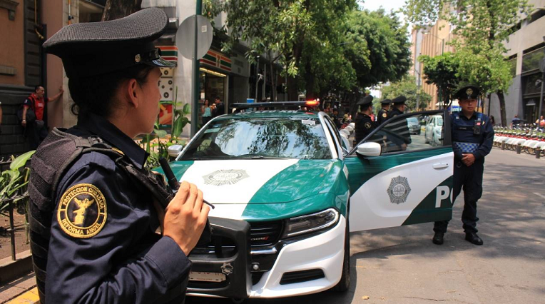 Sujeto ataca a mujer policía sexualmente dentro de una patrulla