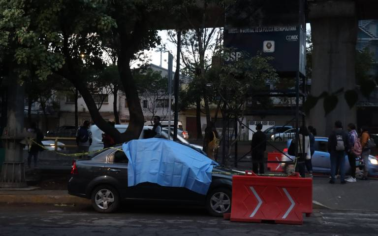 Sujeto fallece de un infarto dentro de un vehículo