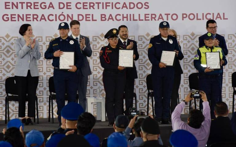 Batres hizo entrega de 207 certificados a policías de primera generación