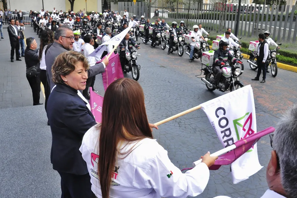 Gobernadora del Edoméx Delfina Gómez Renueva Parque Vehicular del Servicio Postal