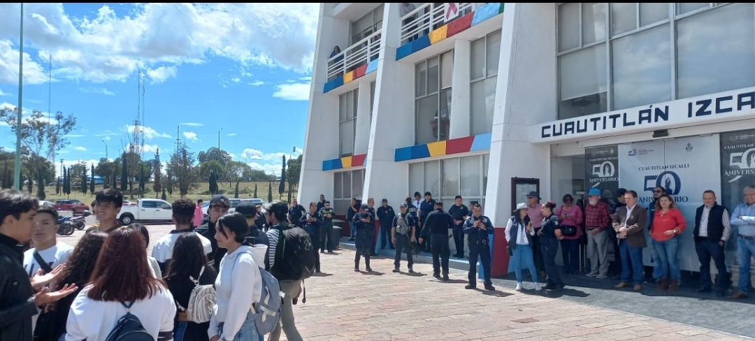 Estudiantes, profesores y padres de familia exigen a Karla Fiesco solución a sentidas demandas estudiantiles