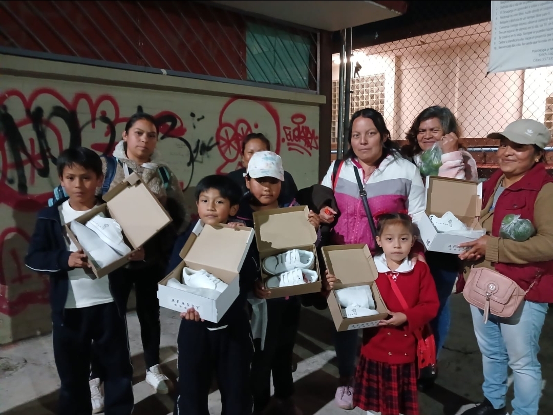 Otorga Antorcha pares de tenis a niños de Tlalpan