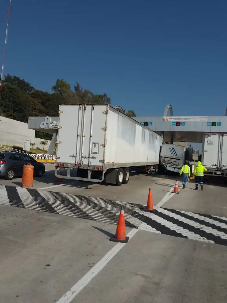 Accidente se Queda sin Frenos Tráiler en la Autopista Aeropuerto Toluca-Naucalpan Edoméx