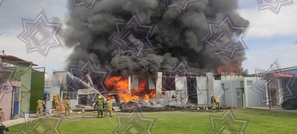Logran Controlar Bomberos de Texcoco Edoméx Controlar Incendio en Fabrica de Trofeos