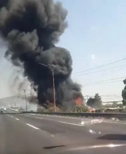 Incendio es Controlado en Depósito de Materiales en San Pedro Xalostoc en Ecatepec Edoméx