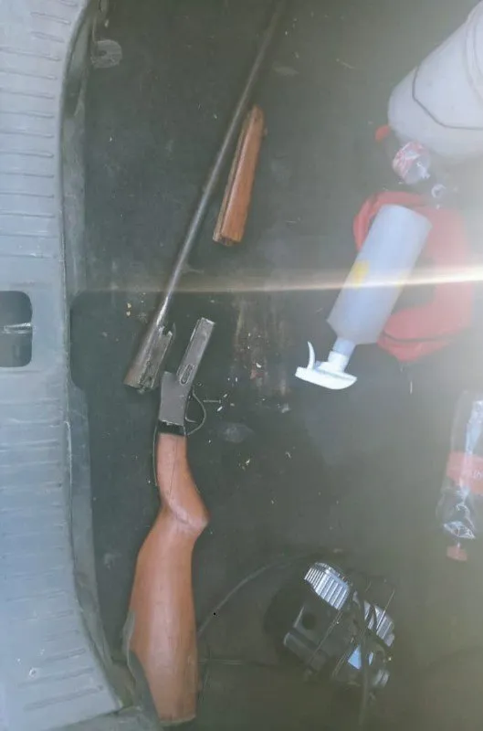 Al Circular Sobre la Jilotepec- Ixtlahuaca Edoméx, Descubren que llevaban Escopeta sin Permiso en Cajuela de su  Auto