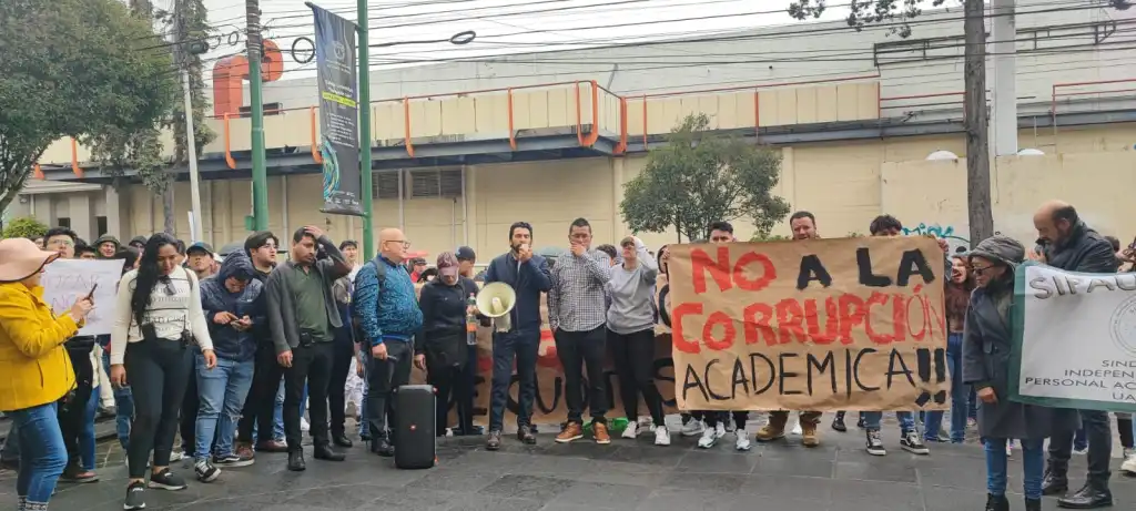 Enexigencia ciudadana piden destitución del rector de la UAEMEX en Chimalhuacan Edoméx