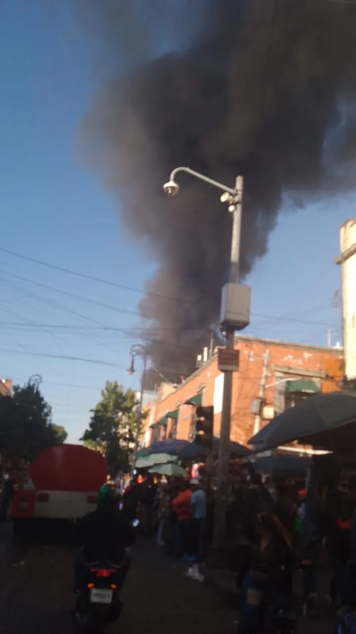 Se levantó Gigante Columna de Humo, Tras Incendio de Bodega de Chanclas en la alcaldía Cuauhtémoc CDMX