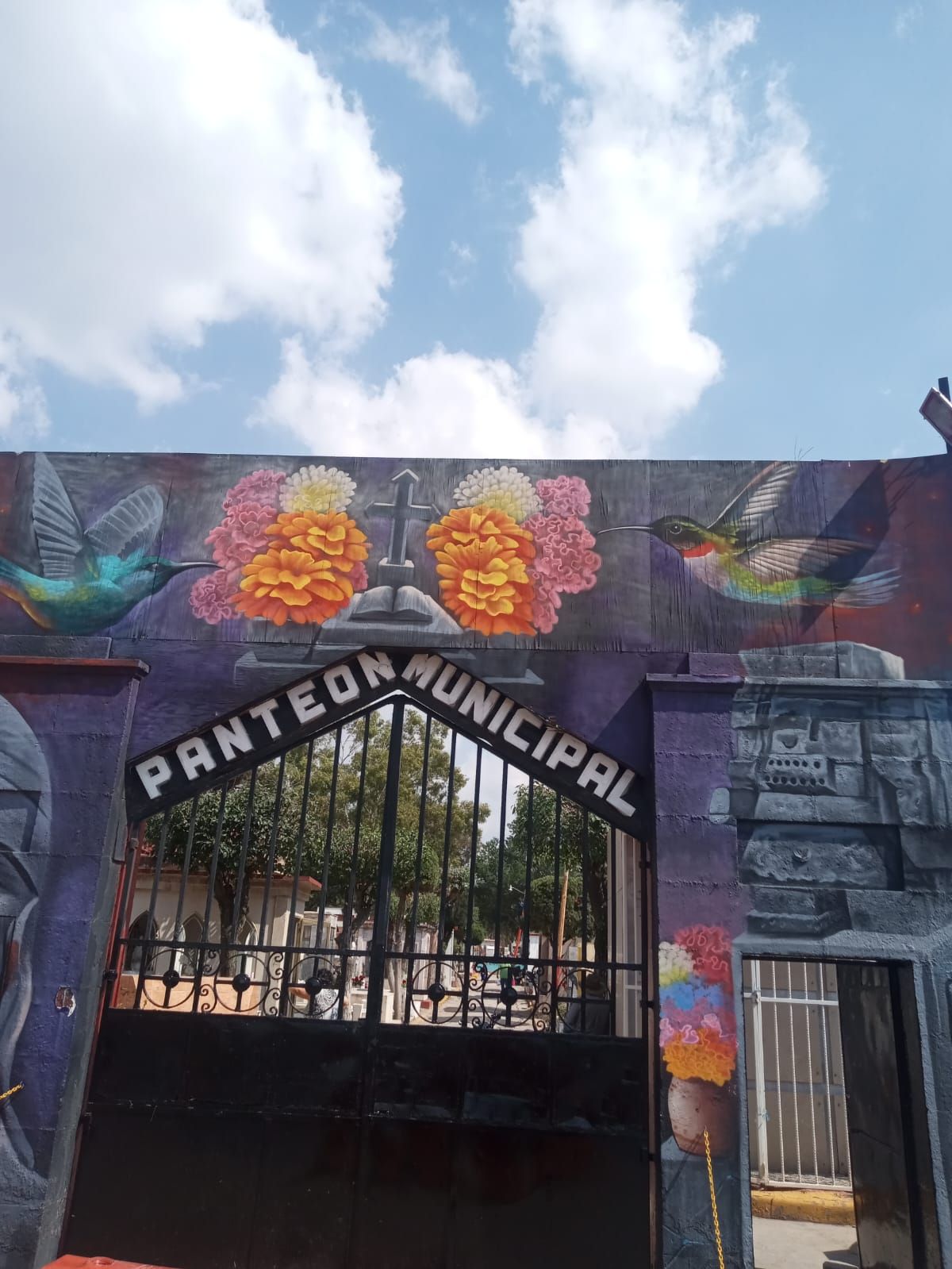 Remozó panteones el Gobierno de Texcoco Edomèx, para recibir a las Familias que visitan a los fieles Difuntos