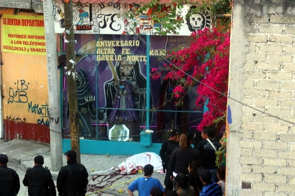 Ejecutan a sujeto mientras adornaba un altar de la Santa Muerte en la Morelos