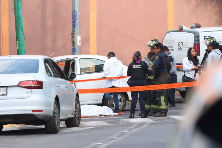 Sujeto muere de un infarto y choca su vehículo contra una barda