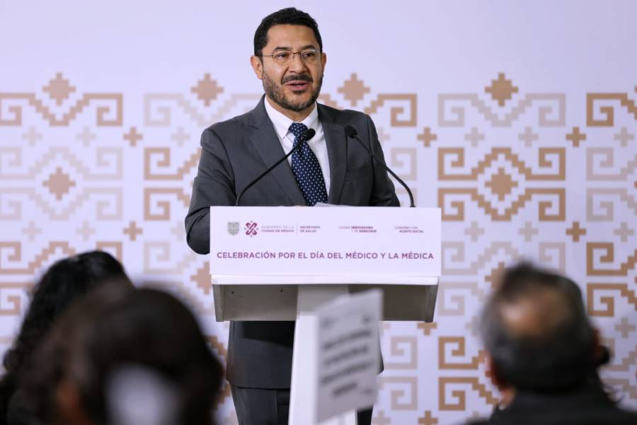 Batres reconoce la labor diaria del personal médico Rebeca Marín