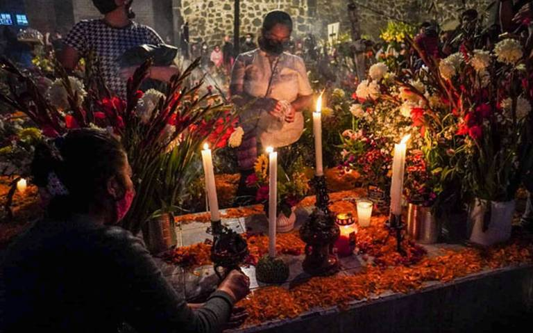 Llegan miles de turistas a la tradicional “Alumbrada” en Mixquic