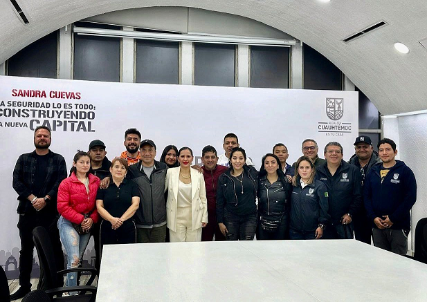 Sandra Cuevas entrega apoyos económicos a comerciantes afectados por el incendio de la Colonia Centro