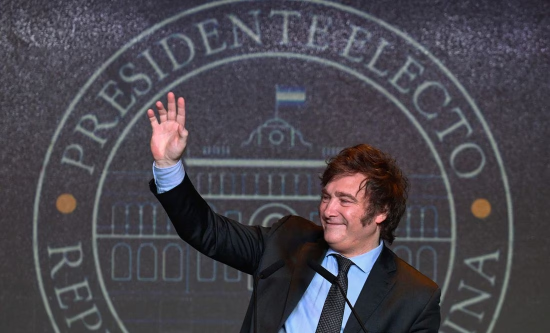 «Hoy comienza la reconstrucción de Argentina». Con esas palabras, Javier Milei arrancó su discurso triunfal, t ras ganar la segunda vuelta de las elecciones en Argentina. El presidente electo, candidato por la Libertad Avanza, dijo  que se trata de «una noche histórica para Argentina». La gente lo recibió al grito de «¡Presidente!» y «¡Libertad!»  cuando fue presentado por su hermana Karina. Una multitud esperaba a Milei al ritmo de la canción «Vamos por la Gloria «, de La Beriso. Milei agradeció a los argentinos por «lograr el milagro de tener un presidente liberal libertario». Ag radeció también a su hermana. «Sin ella, nada de esto hubiera sido posible». A lo largo de 17 minutos, agradeció al e xpresidente Mauricio Macri y a Patricia Bullrich, la derechista que tras quedar tercera en la primera vuelta, le ofreci ó su apoyo. Milei lanzó también un lazo a la oposición, señalando que su gobierno «da la bienvenida a todos. Es má s importante lo que nos une que lo que nos