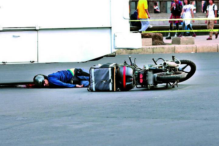 Fallece motociclista debajo de un autobús militar