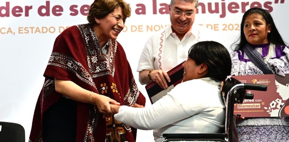Delfina Gómez entrega beneficios del programa “Mujeres con Bienestar