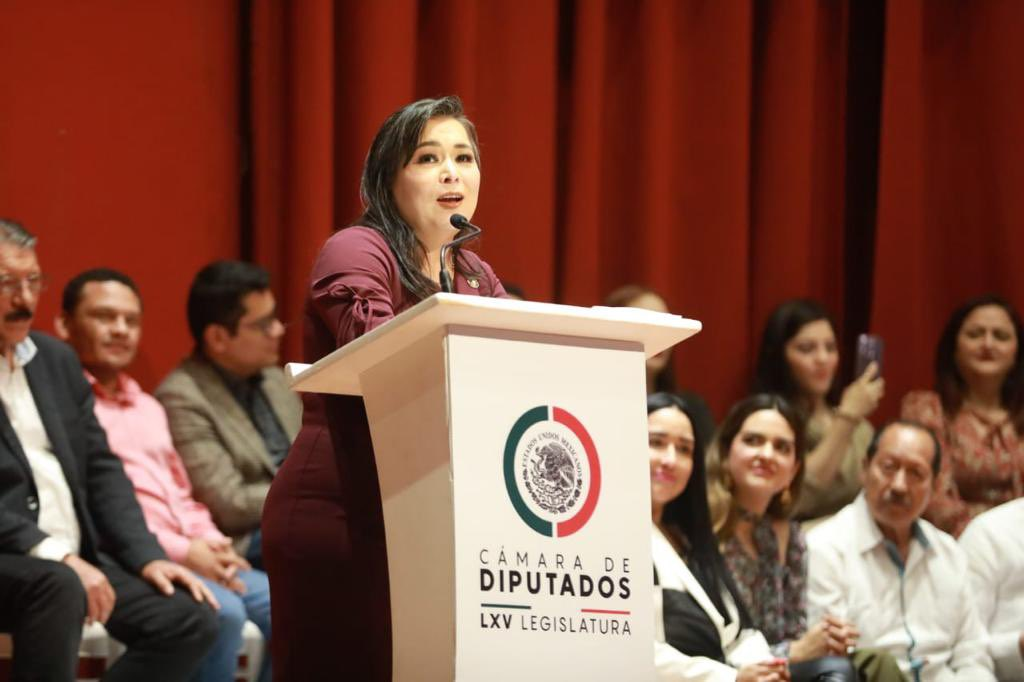 Morena propone sancionar con cuatro años de prisión a quien no entone bien el Himno Nacional Mexicano