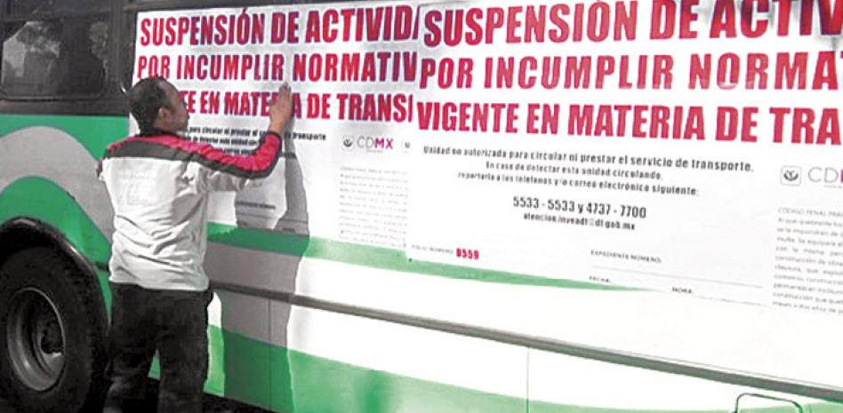 El Instituto de Verificación Administrativa de la Ciudad de México (INVEA), en coordinación con las secretar ías de Movilidad (SEMOVI) y de Seguridad Ciudadana (SSC), realizó del 1 al 31 de octubre 85 operativos de verificació n al transporte público, a efecto de corroborar que las unidades cuenten con los requisitos y documentación adecuada p ara brindar el servicio. Como resultado de dichas acciones, se suspendieron 99 unidades y se llevó a cabo la remisión  de 24 de ellas a depósitos vehiculares en 14 alcaldías: Álvaro Obregón, Azcapotzalco, Benito Juárez, Coyoacán, Cua uhtémoc, Cuajimalpa, Gustavo A. Madero, Iztapalapa, Iztacalco, La Magdalena Contreras, Miguel Hidalgo, Tlalpan, Venusti ano Carranza y Xochimilco. Cabe destacar que 24 de los operativos mencionados fueron de carácter inhibitorio, y tuviero n como objetivo evitar el ascenso y descenso de pasajeros en bases y/o paradas no permitidas de taxis y rutas. Estos dis positivos continuarán como parte de las acc