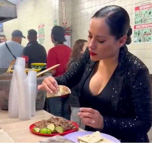 Sandra Cuevas acude al concierto de Luis Miguel y come tacos en una famosa taquería de Azcapotzalco