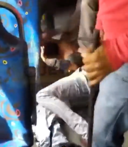 Pasajeros golpean a asaltante de transporte público hasta dejarlo moribundo