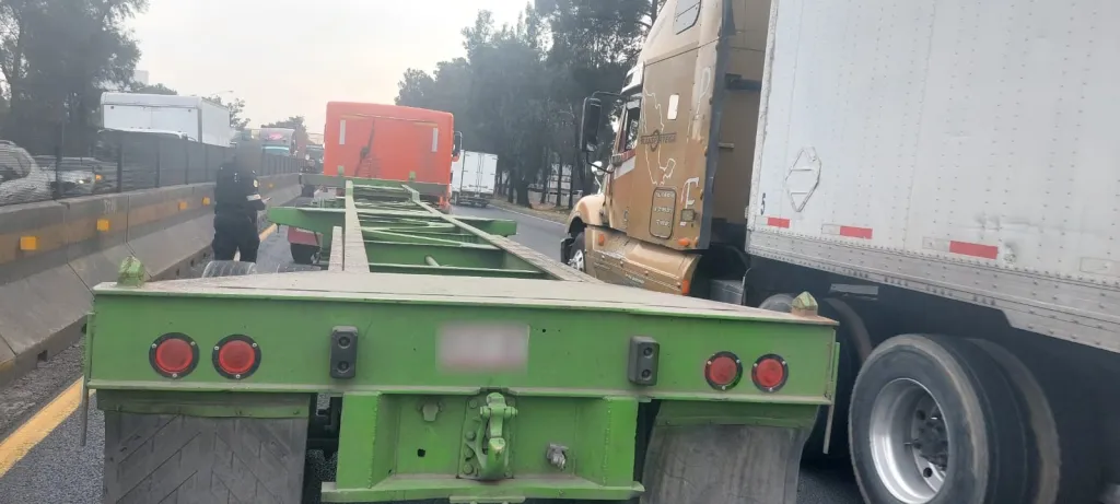 Plataforma con Reporte de Robo localizan Tracto Camión Cuando Circulaba por la México Querétaro