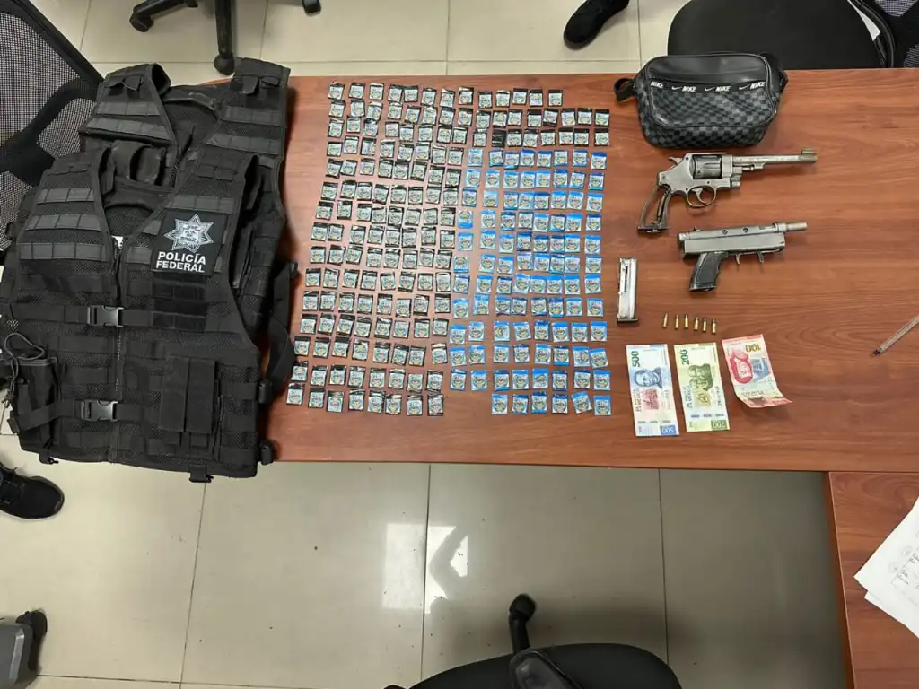 Por Delitos Contra la Salud los acudan por Portación de Arma de Fuego Prohibida, así como uso Indebido de insi gnias en Huehuetoca Edomèx
